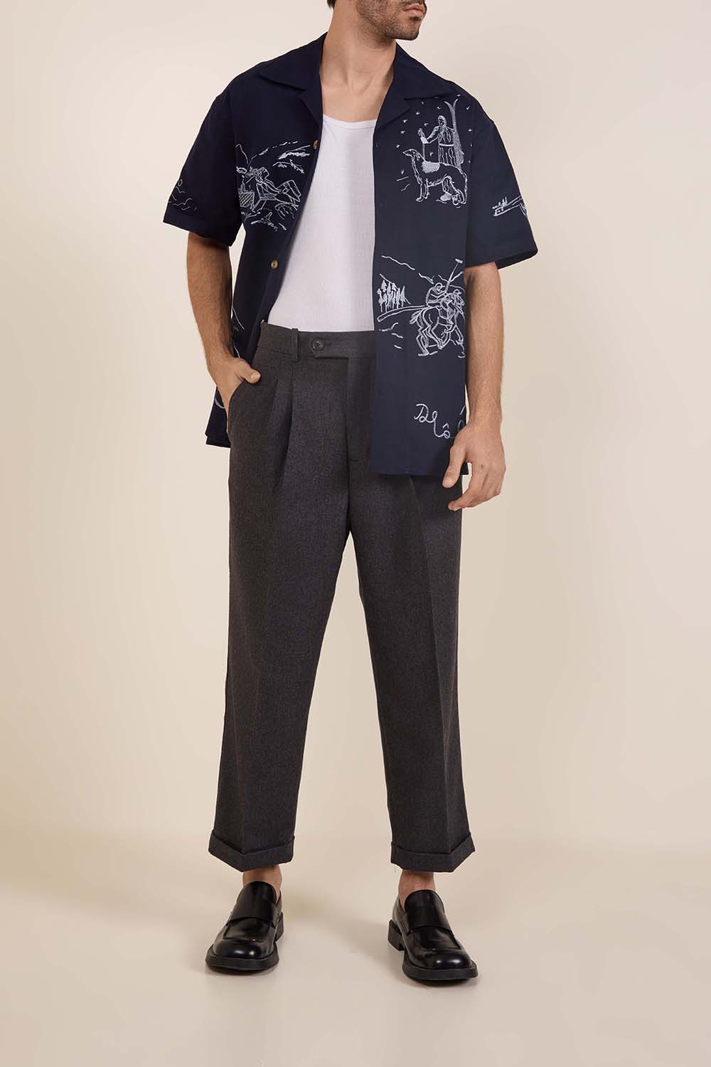 מכנסיים מחויטים